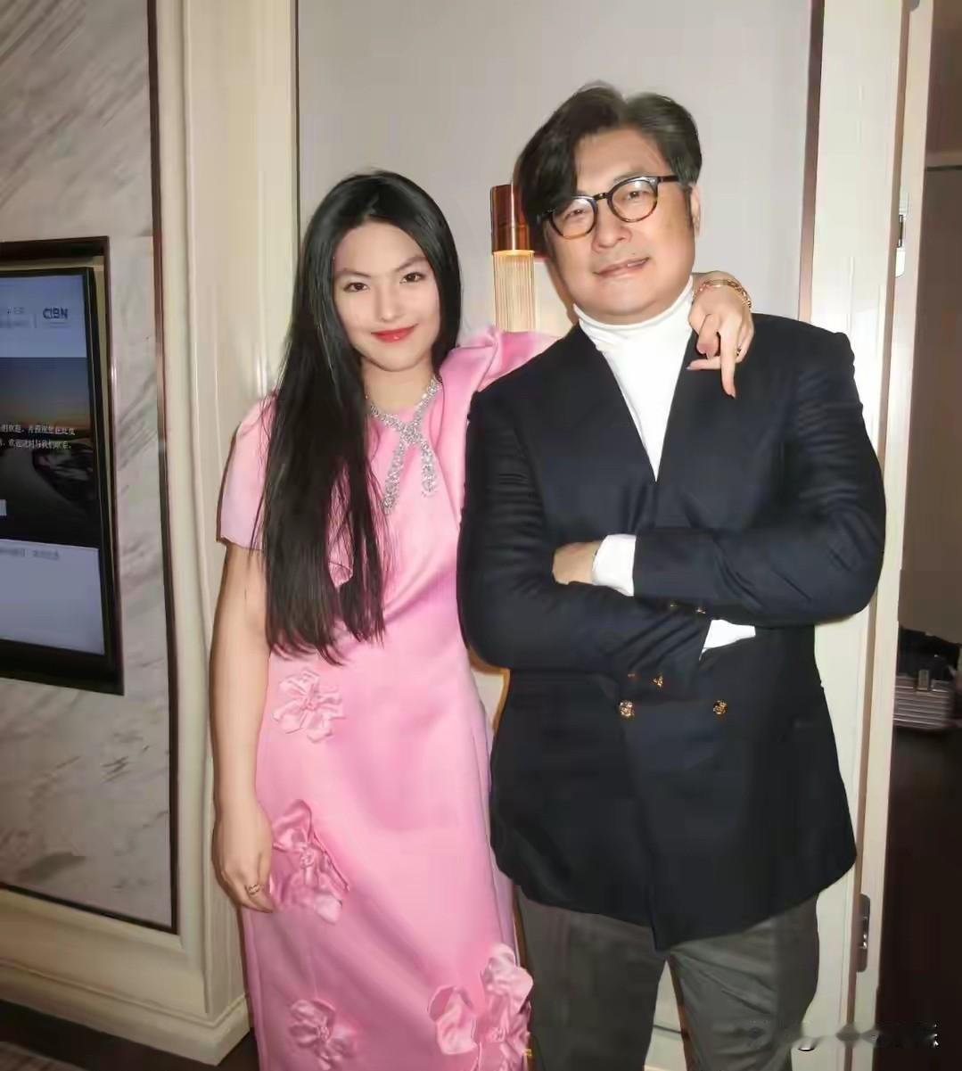 李湘对钱真是执着
    都说李湘有钱，看她怎样富养女儿就知道，她一个湖南卫视的