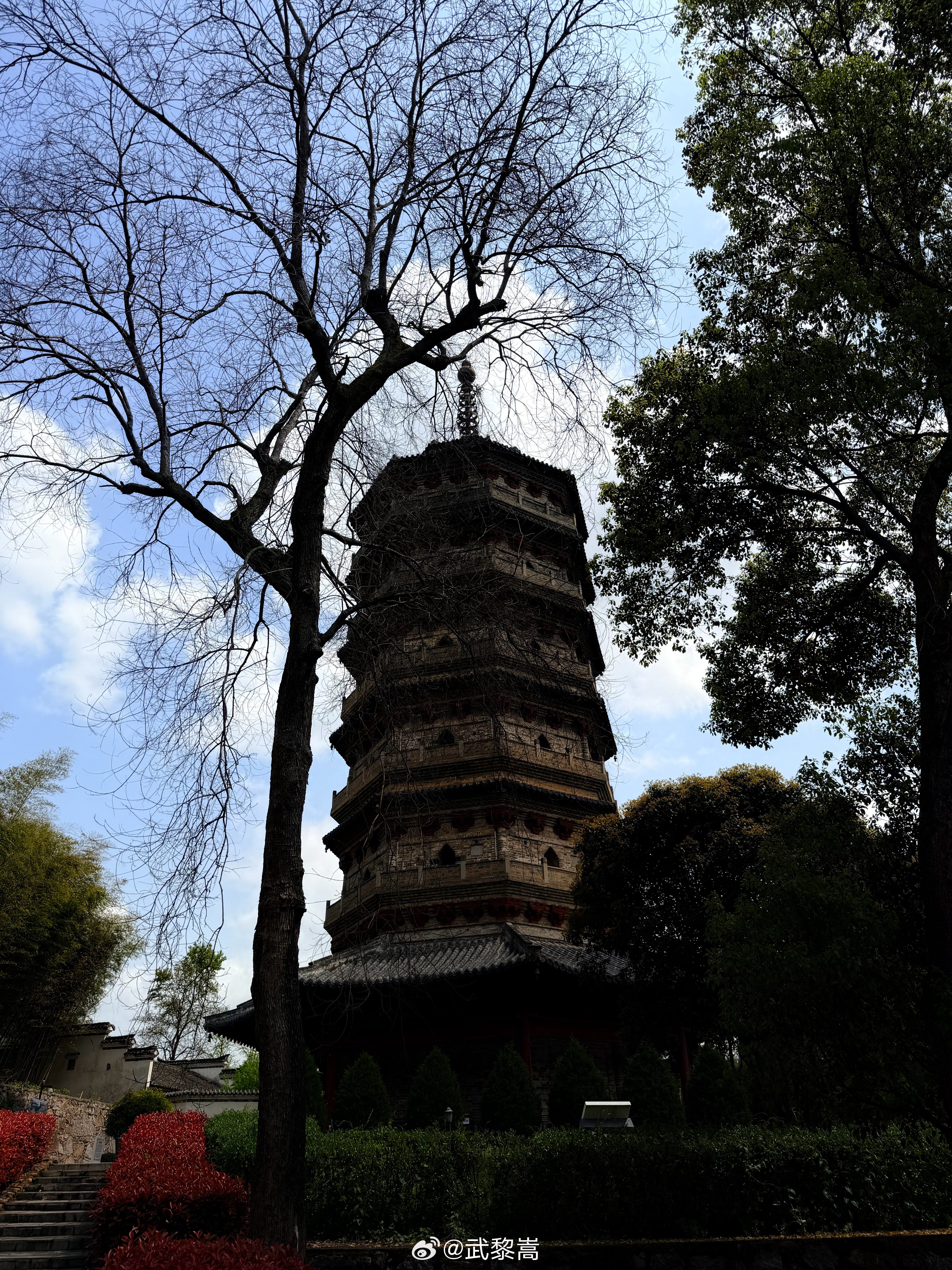 修成崇宁年间的「大观塔」。原想盖十三层，钱不够了，只盖了七层，成了江南罕见直筒宋