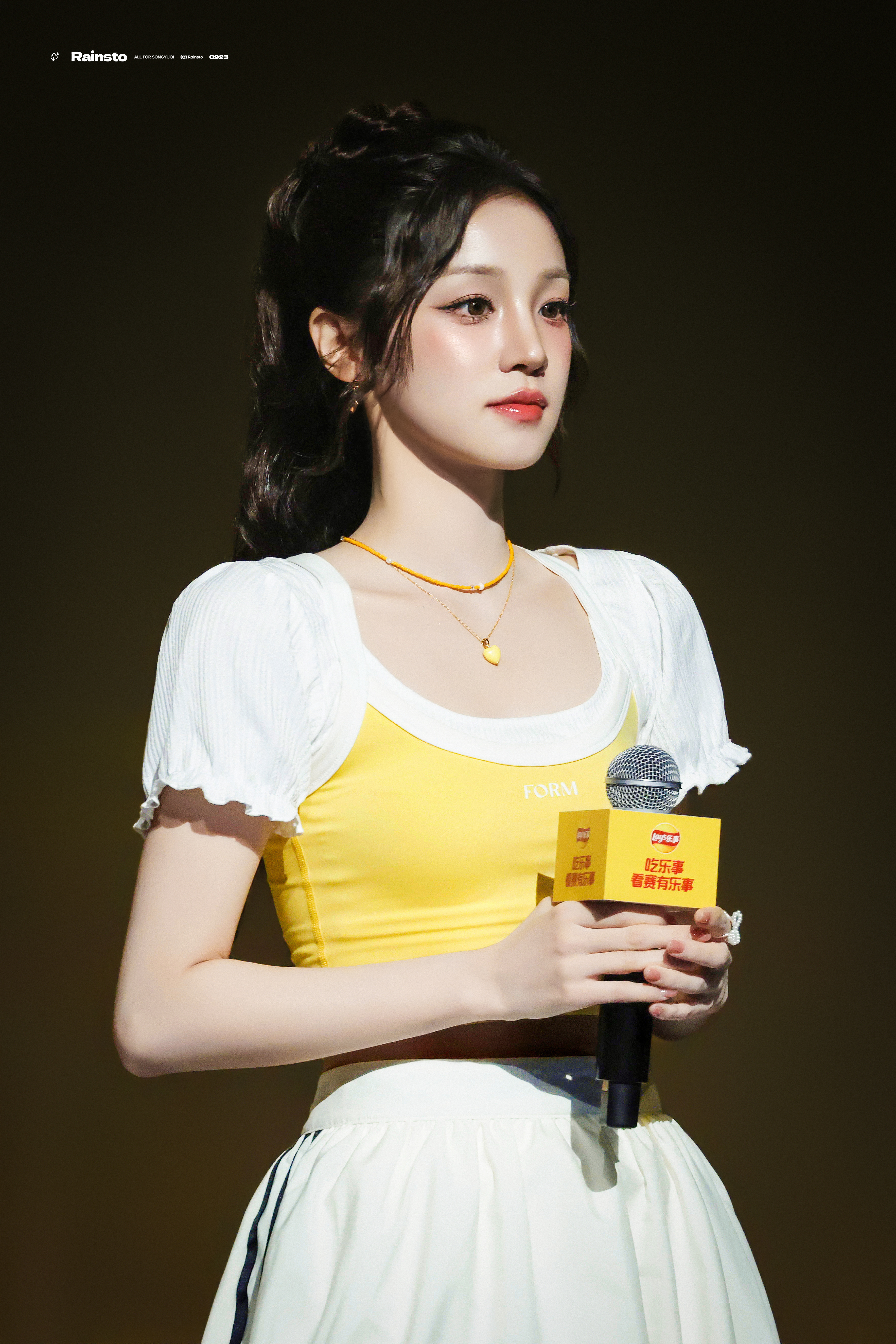 宋雨琦 . 清爽短上衣展露腰线，灵动鲜活，元气少女感扑面而来。 