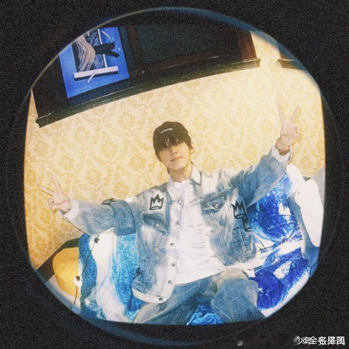 #张泽禹蓝色牛仔套装随拍##张泽禹牛仔套装随拍# 张泽禹最新随拍亮相，蓝色牛仔套