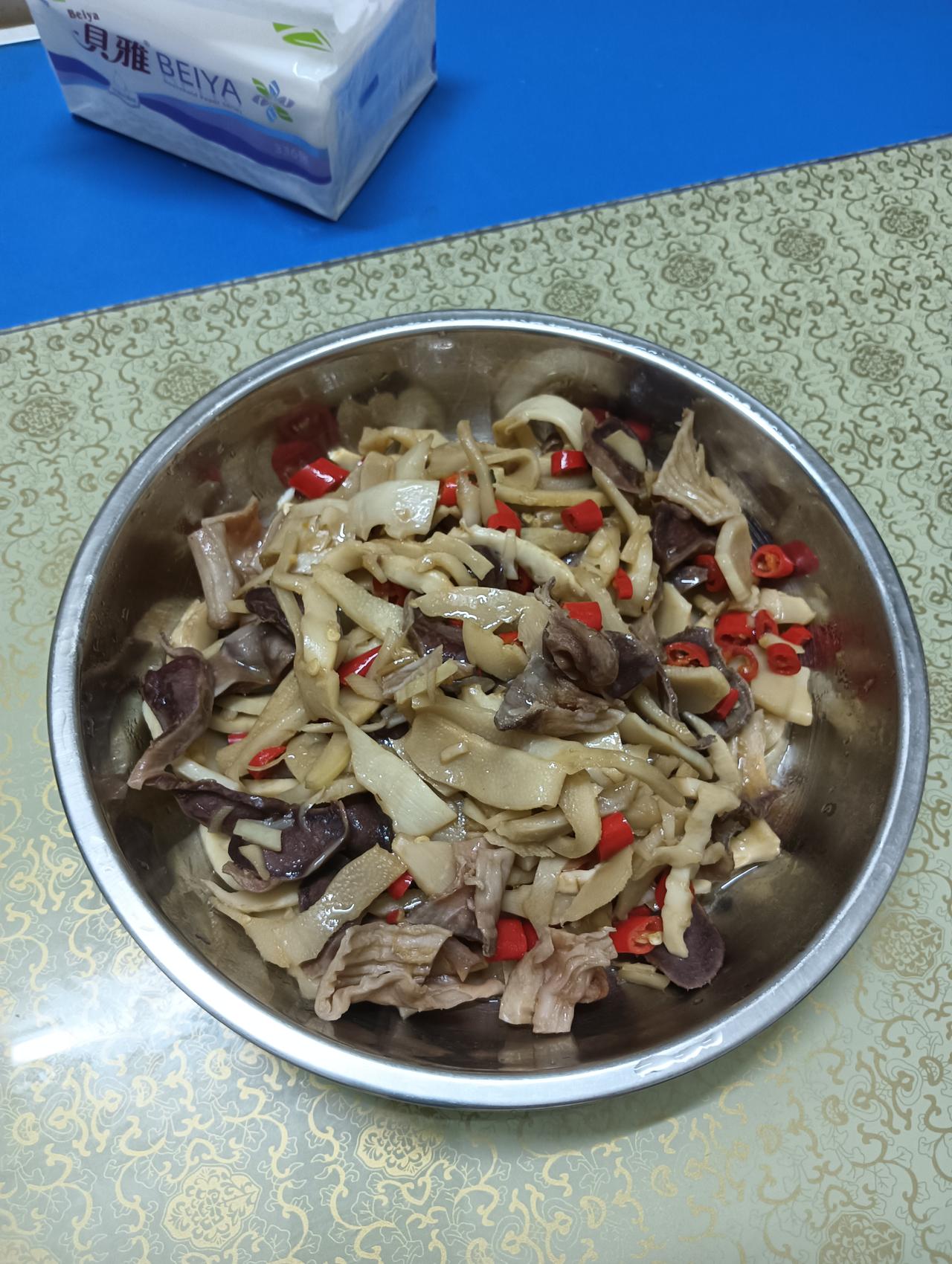 现在的小女孩真的是太天真了，才刚出社会。还不懂什么天高地厚，今天在上班，有一个同