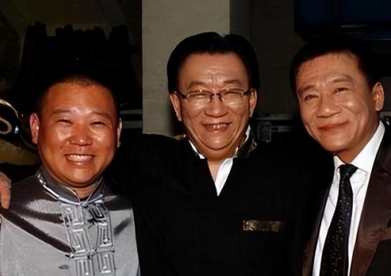 2007年，侯耀文突发心脏病去世，当女儿收拾遗物时，却发现他卡里的500万存款和