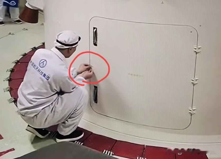 哈哈哈，这次神舟21号发射前，咱们的地面工作人员居然拿了一根普通的细铁丝用来锁整