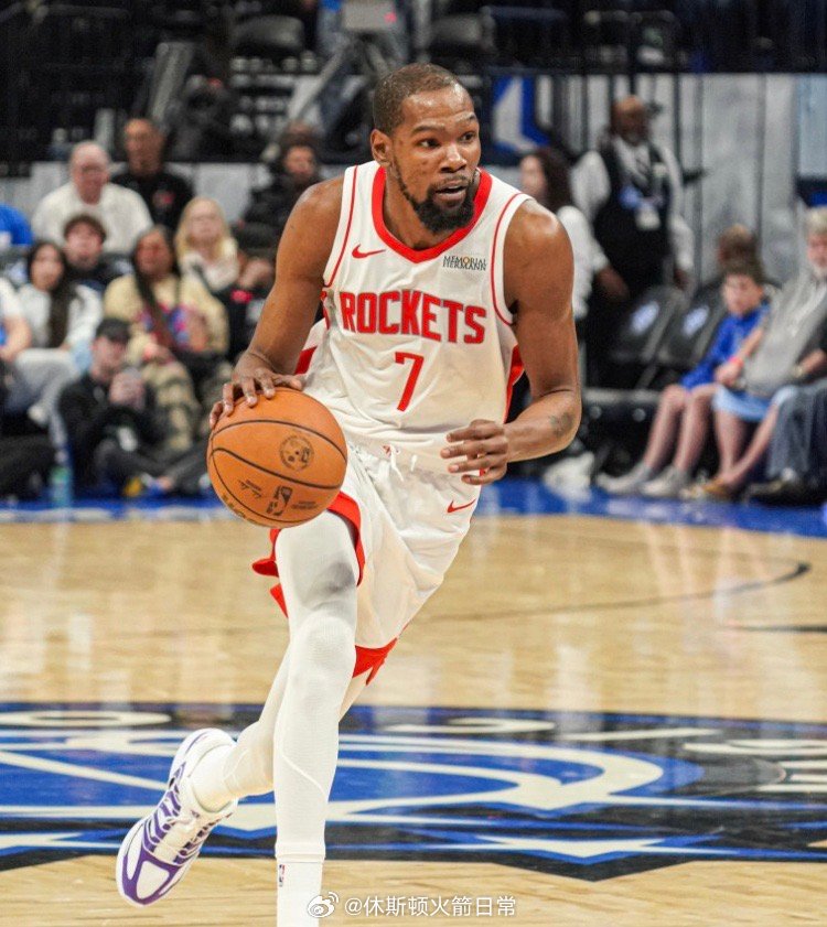 记者：“当你重新观看比赛录像时，你觉得你们教练组在应对针对杜兰特的包夹方面，给球