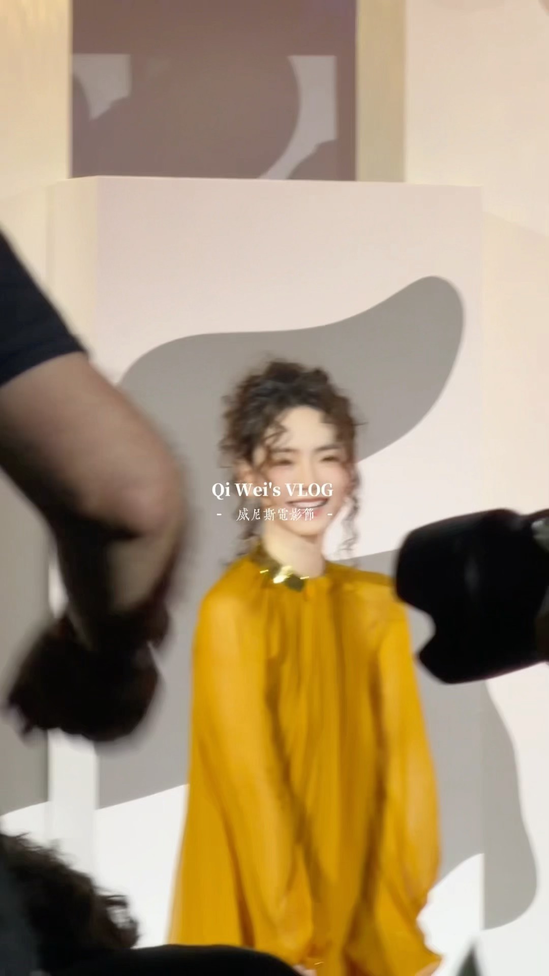 戚薇威尼斯打卡彩虹岛 好喜欢戚薇身上这份从容舒展的气场，漫步在彩虹岛的街巷之间，