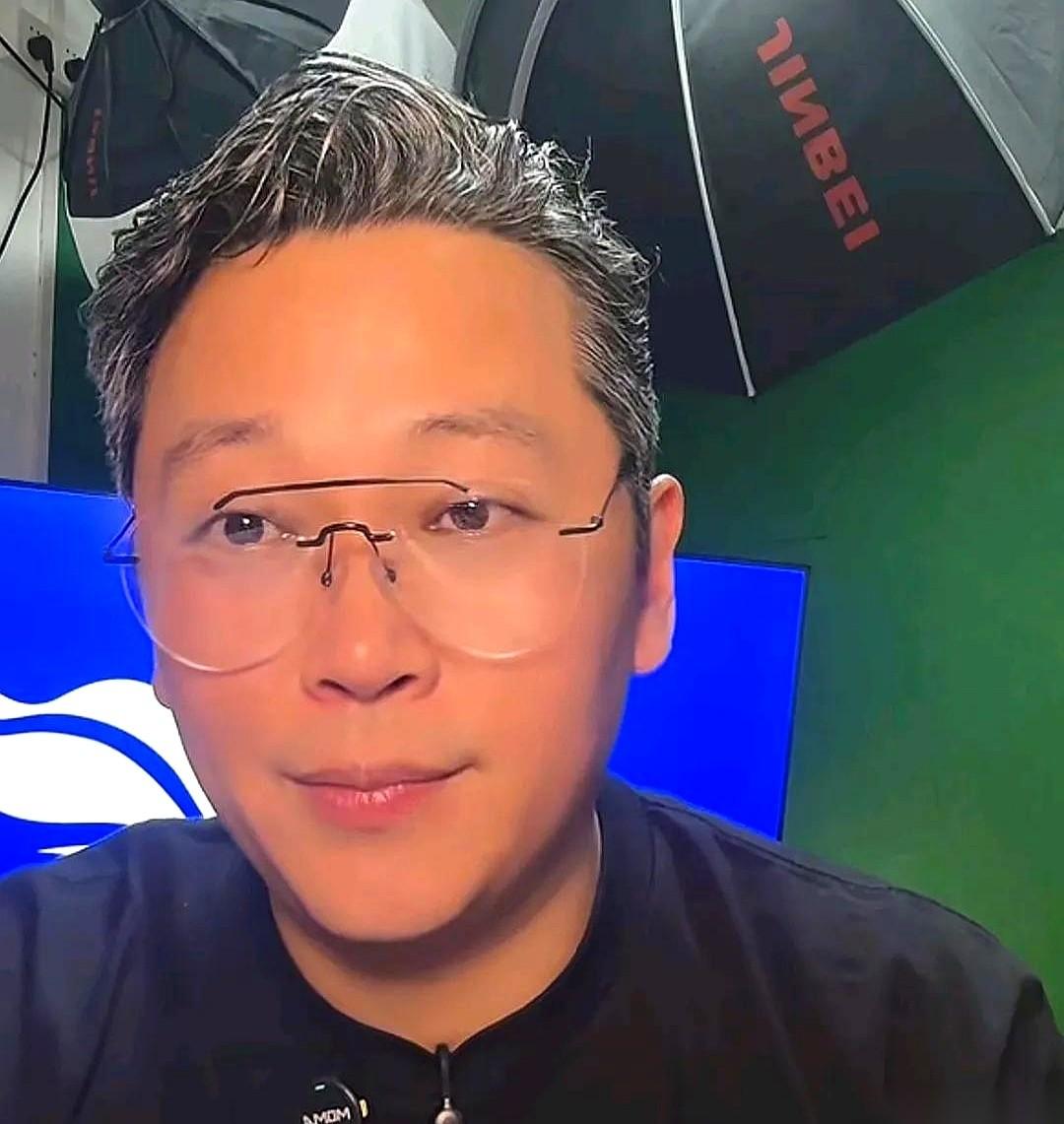 解说员周亮，给上海申花的球迷们“上了一课”。
他对着一群准备去同城死敌——上海海