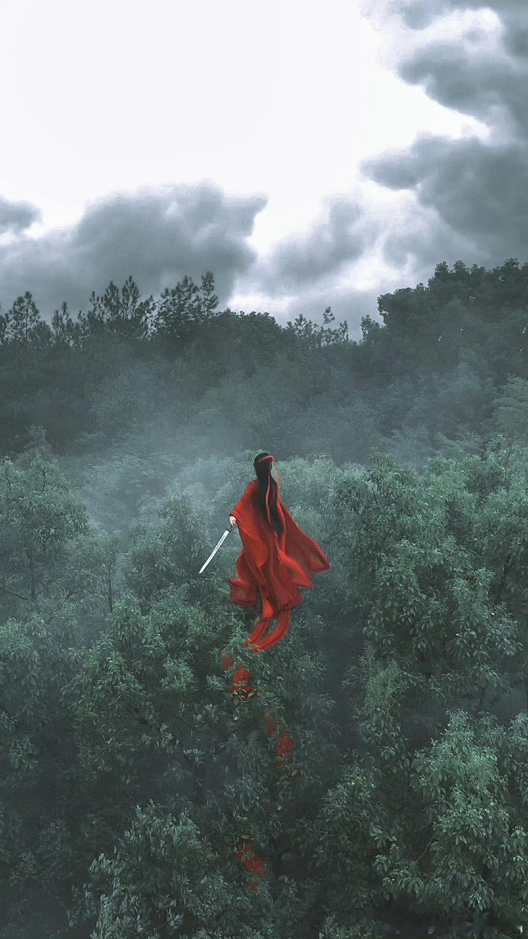 王鹤润红衣好有江湖侠气🍃翠竹映红衣，长剑握手中，王鹤润这组竹林侠女造型，将中式
