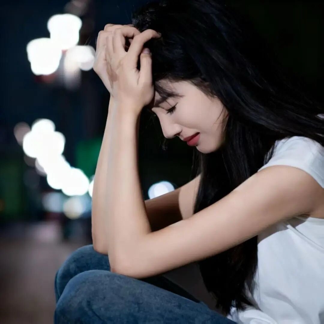 爱别人超过自己就会遭到报应的 你总是付出一切 赌上你的真心 用了无数个独自哭泣的