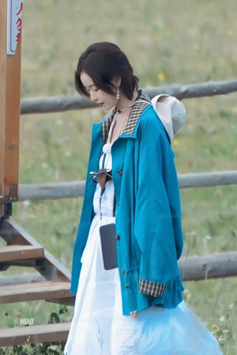 倪妮身上背着手里拉着倪妮有种气血很足的美向野的我们常年保持良好的生活状态，才会拥