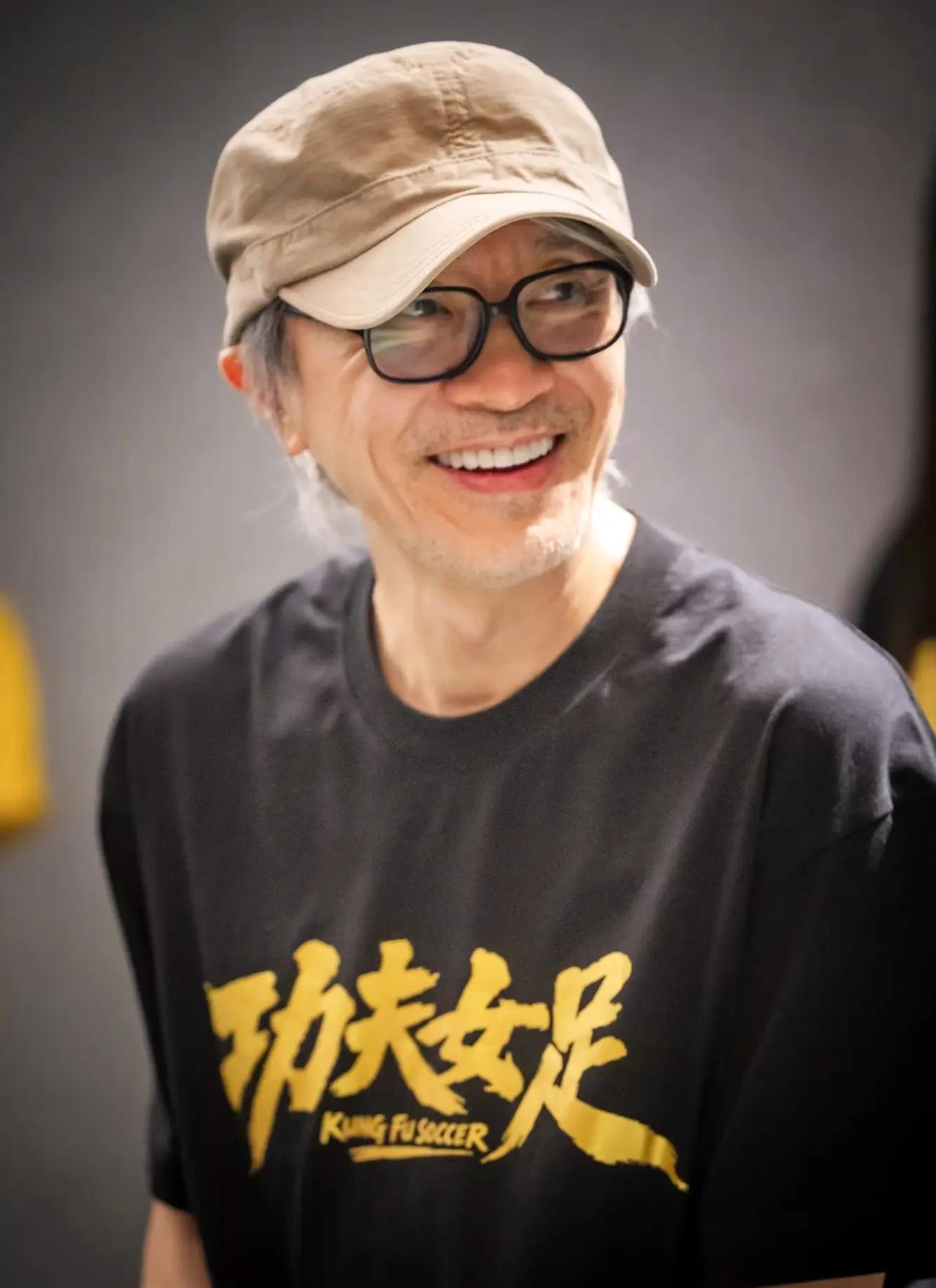 星爷没有老，只是多了些白头发而已🙏。8月8日《功夫女足》香港路演功夫女足 永远