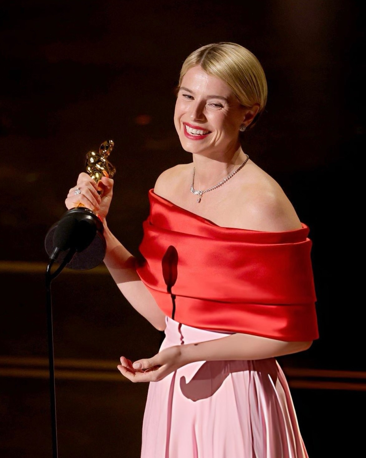 Jessie Buckley新晋影后造型来自 CHANEL 特别定制， 完全横扫