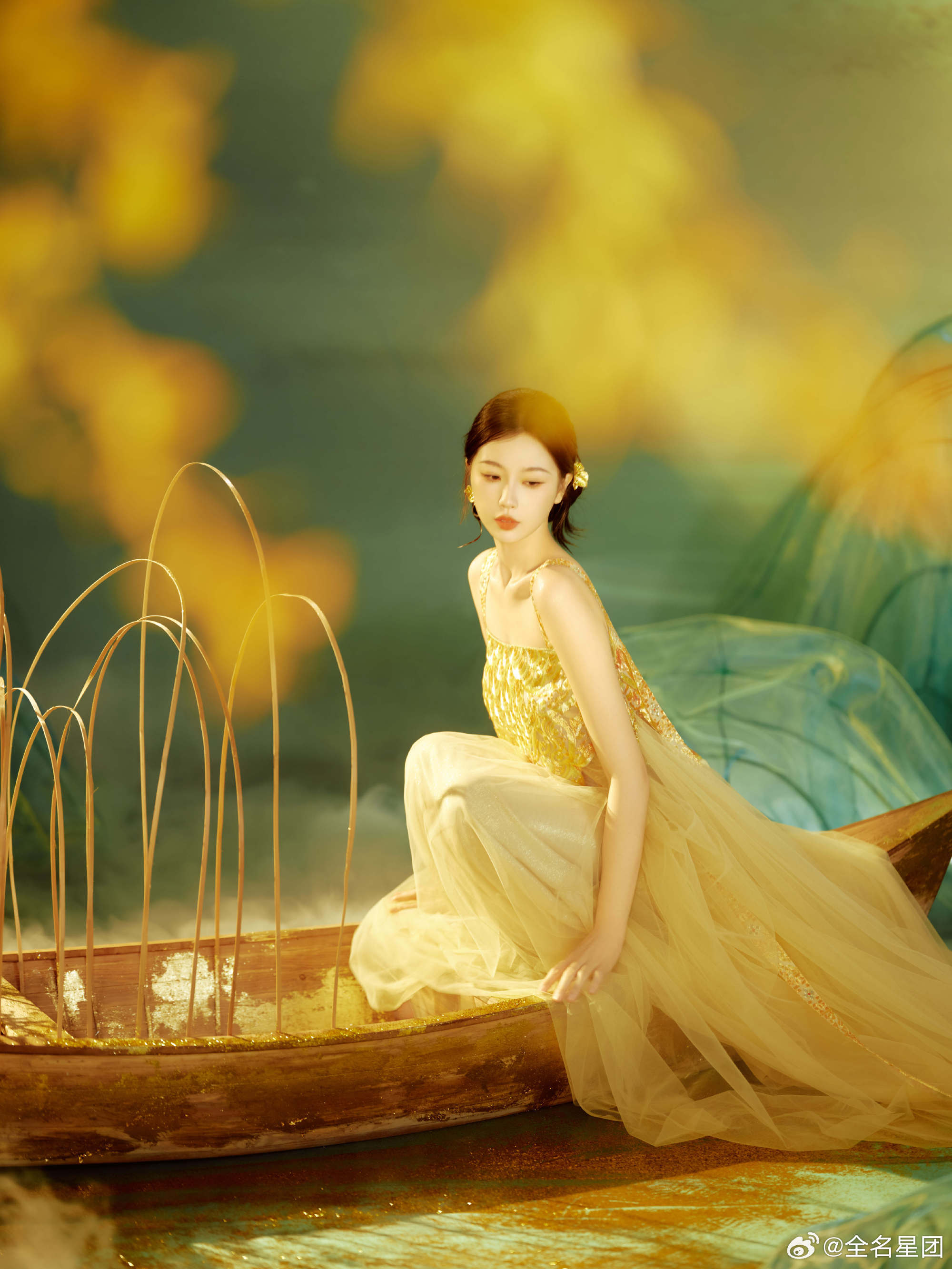 虞书欣今日出席活动造型虞书欣新中式金色亮片裙装虞书欣出席 RED GALA，新中