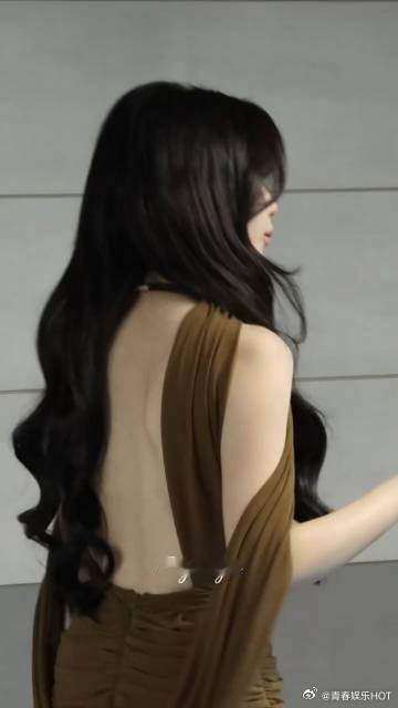 杨超越露背包臀裙贵妇味有了杨超越露背鱼尾裙妈妈级别不局限元气少女路线，杨超越露背