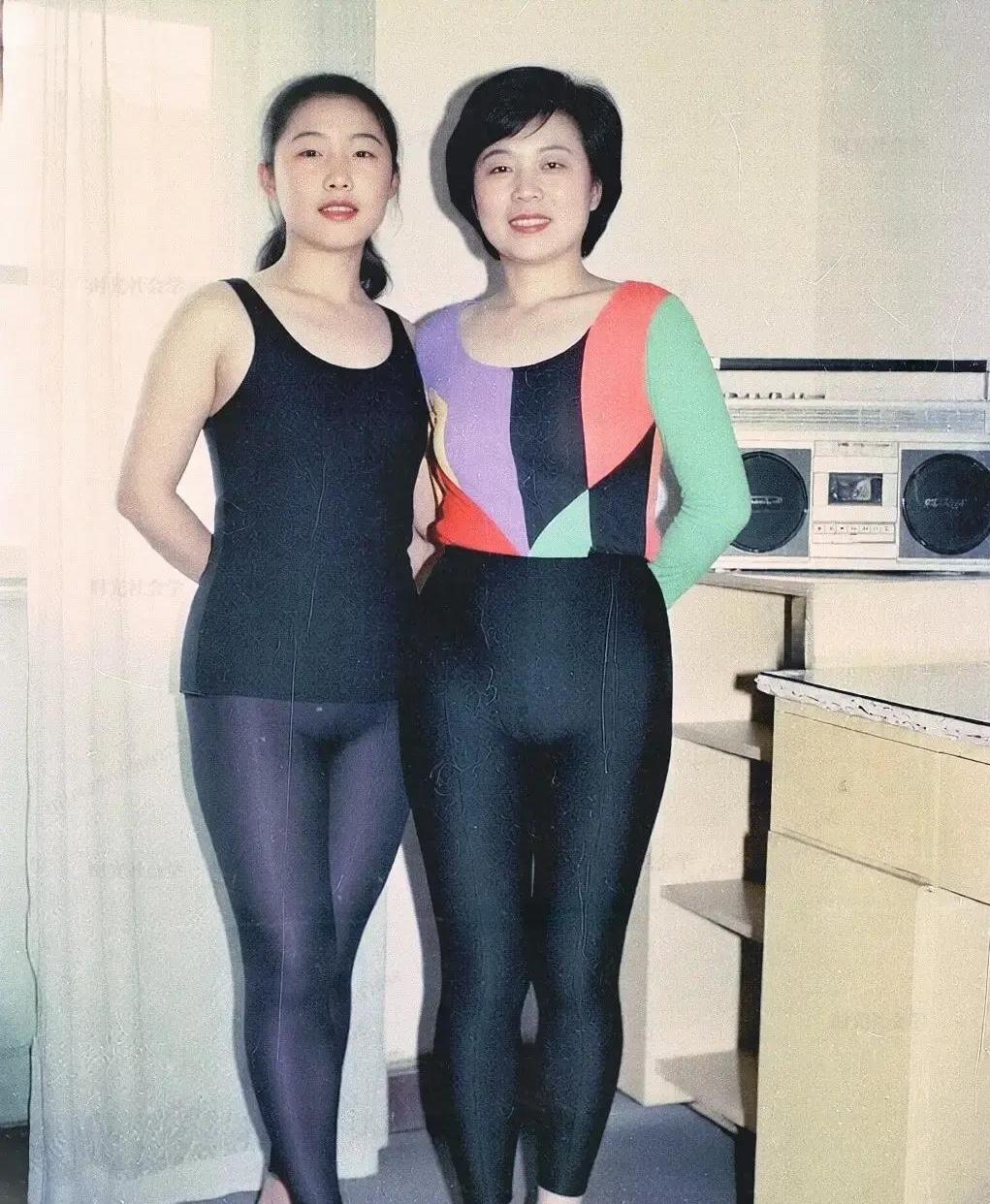 91年我姐和老妈的健美裤，让现在的00后看懵。
网友:这不是秋裤外穿吗?