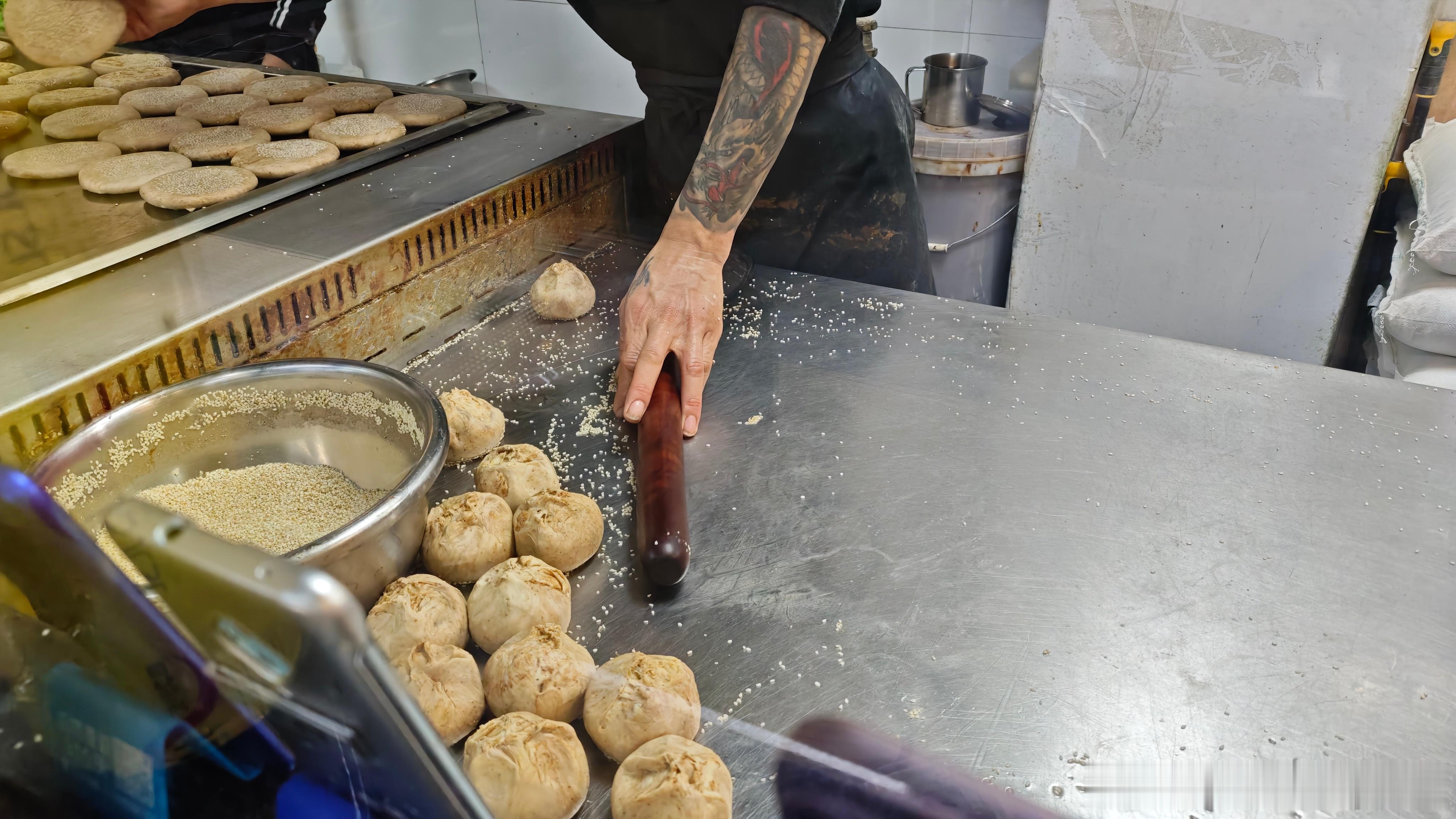 现烤烧饼，直接捞出来的坛子肉，真材实料的东西运气都不会太差。   