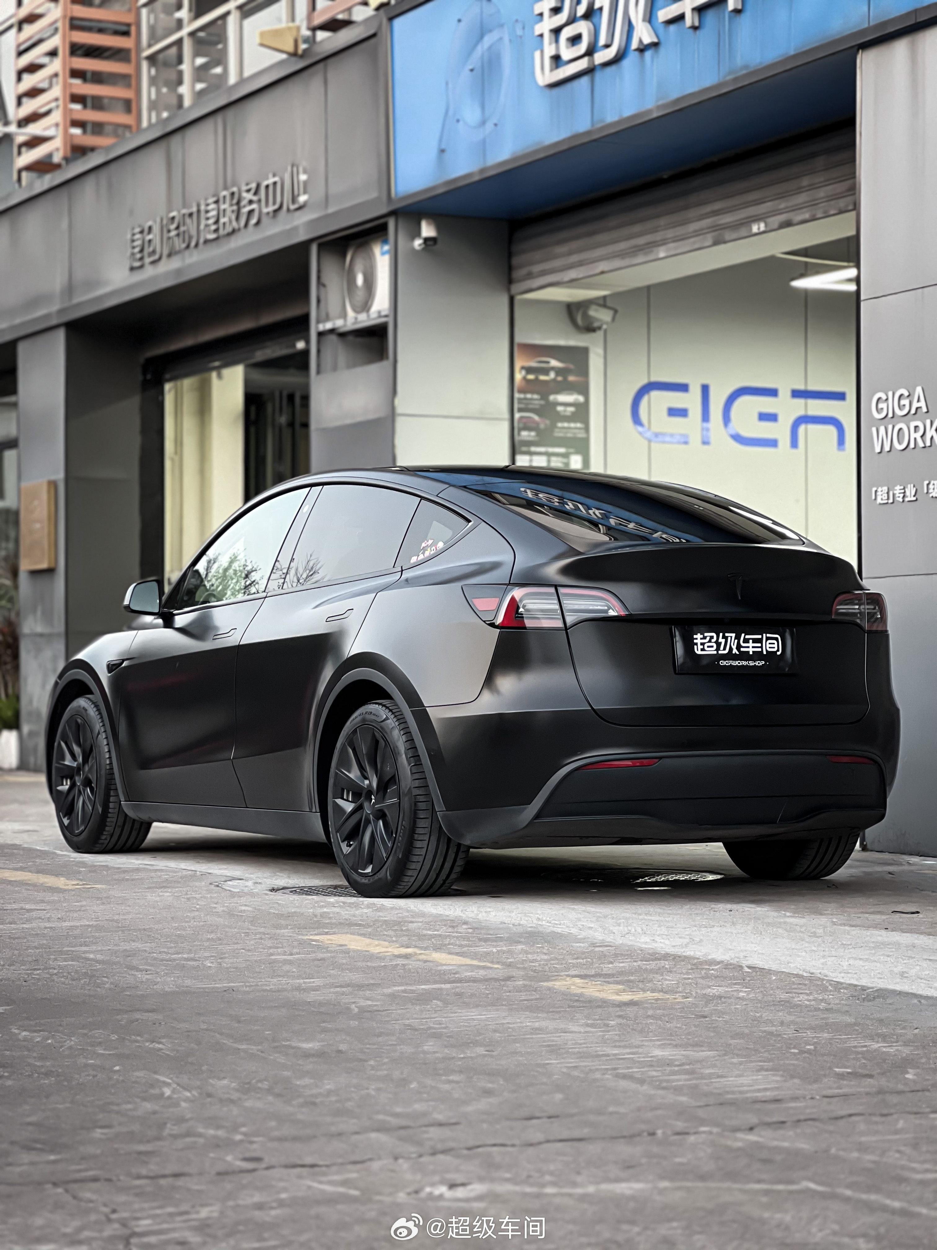 特斯拉 Model Y｜电光金属黑低调深邃中透着闪耀的金属光芒🌌呈现出极致的科