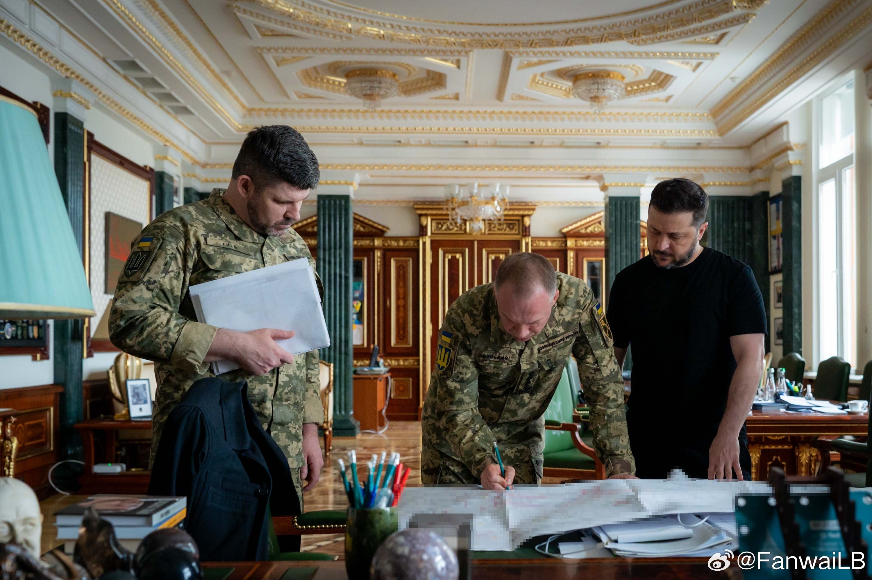 司机谈战况 ：西尔斯基和总参谋长安德烈·赫纳托夫关于前线局势和作战情况的报告。首