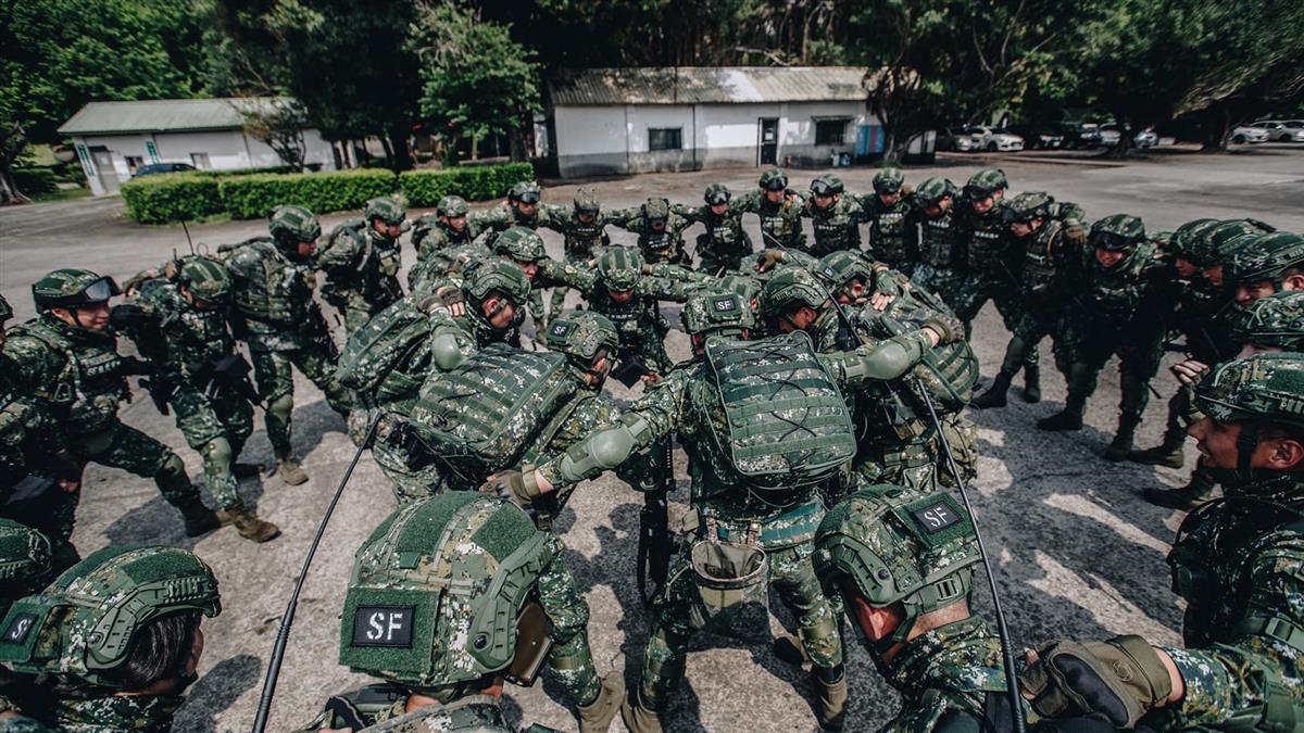 飞扬军事 美國華爾街日報報導，台灣当局近日罕見公開談論過去長期保密的美軍在台訓練
