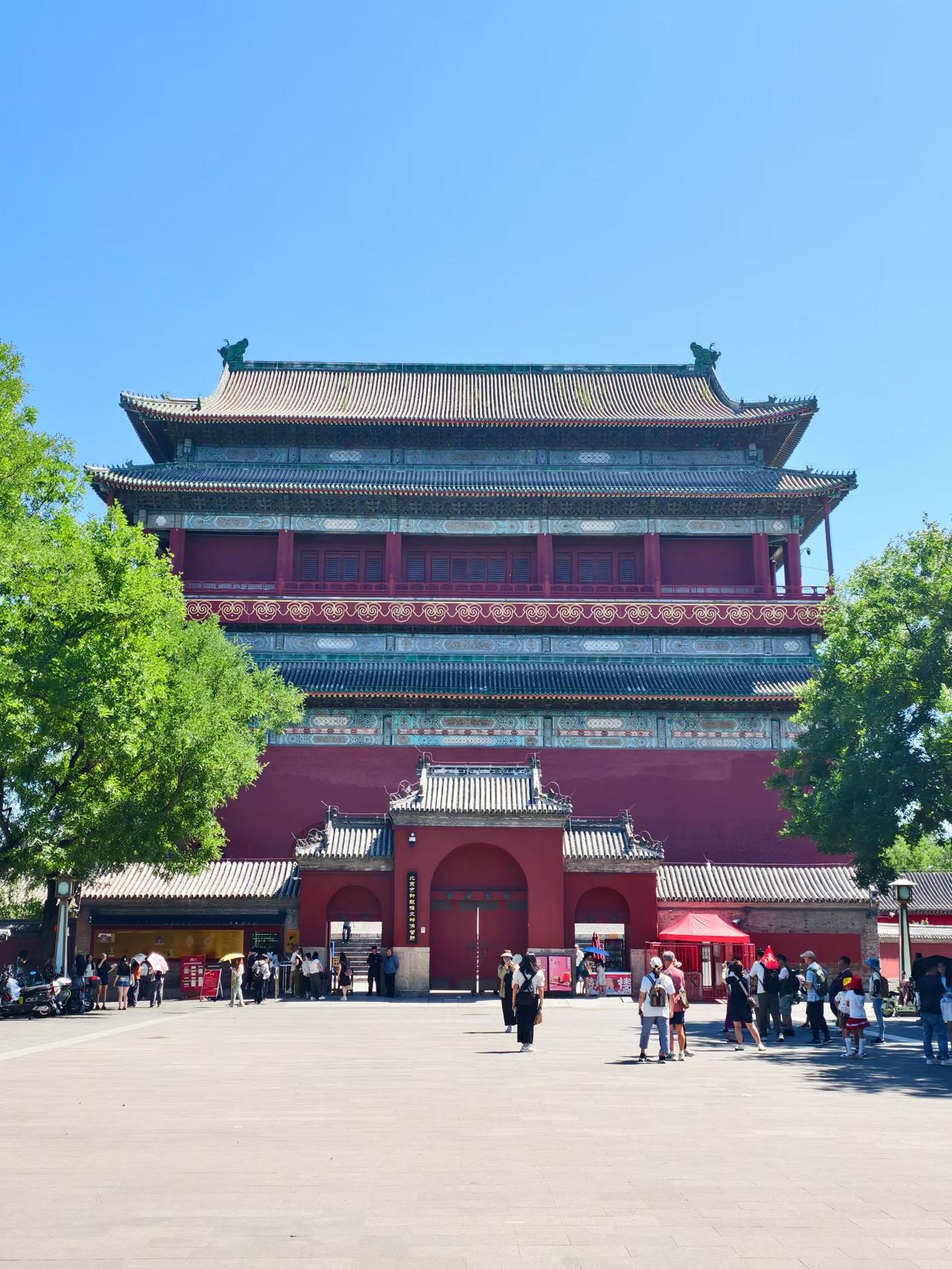第一次上鼓楼，门票20元，不算贵，但对比北京整体景区的情况还是贵的，毕竟故宫才6