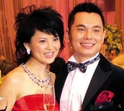 李湘前前夫李厚霖被刑拘，他的哥哥妹妹也被拘留了，是经济罪很复杂。

李湘和他闪婚