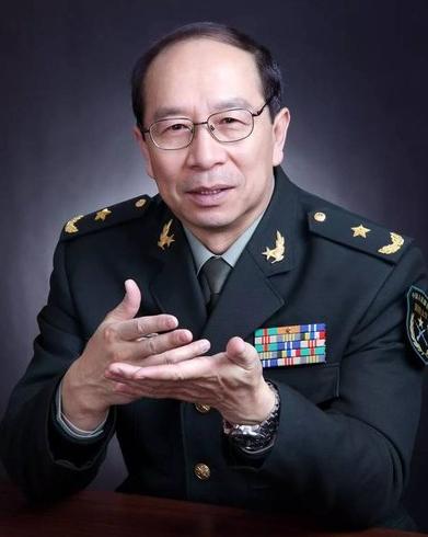 美国记者问金一南：“如果把中国2000亿的三峡大坝炸了，中国会怎么办？”金一南听