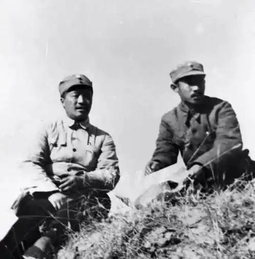 1927年，一个人两手空空从广东逃回湘西。最困难的时候，他手下只有91个人、72