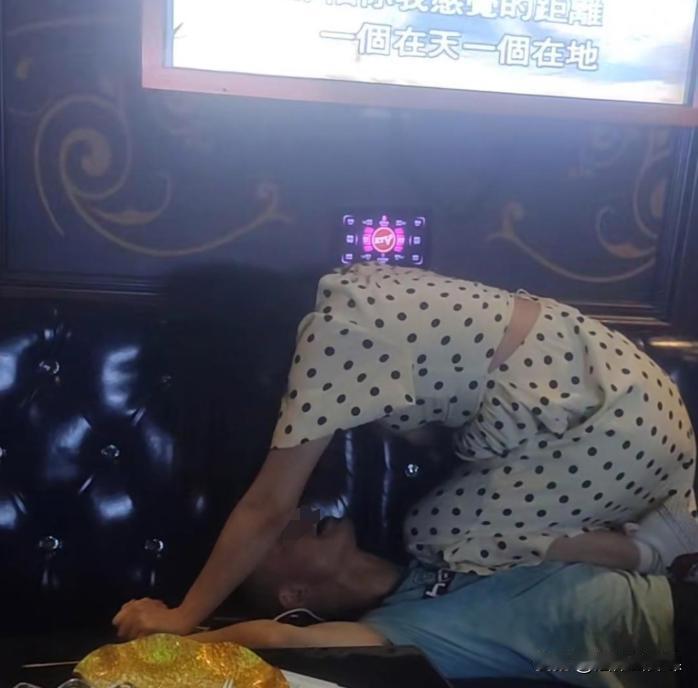 重庆，已婚男子与女性朋友去KTV唱歌，期间被女朋友使坏撕坏了内裤，然后跟着女性朋