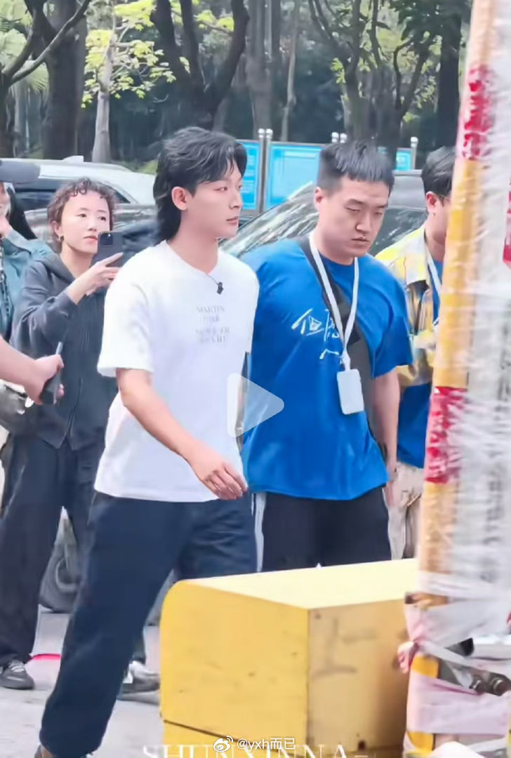 晚意这个造型应该是男主年轻的时候，小说里男主自由随性，说难听点就是自私没有责任感