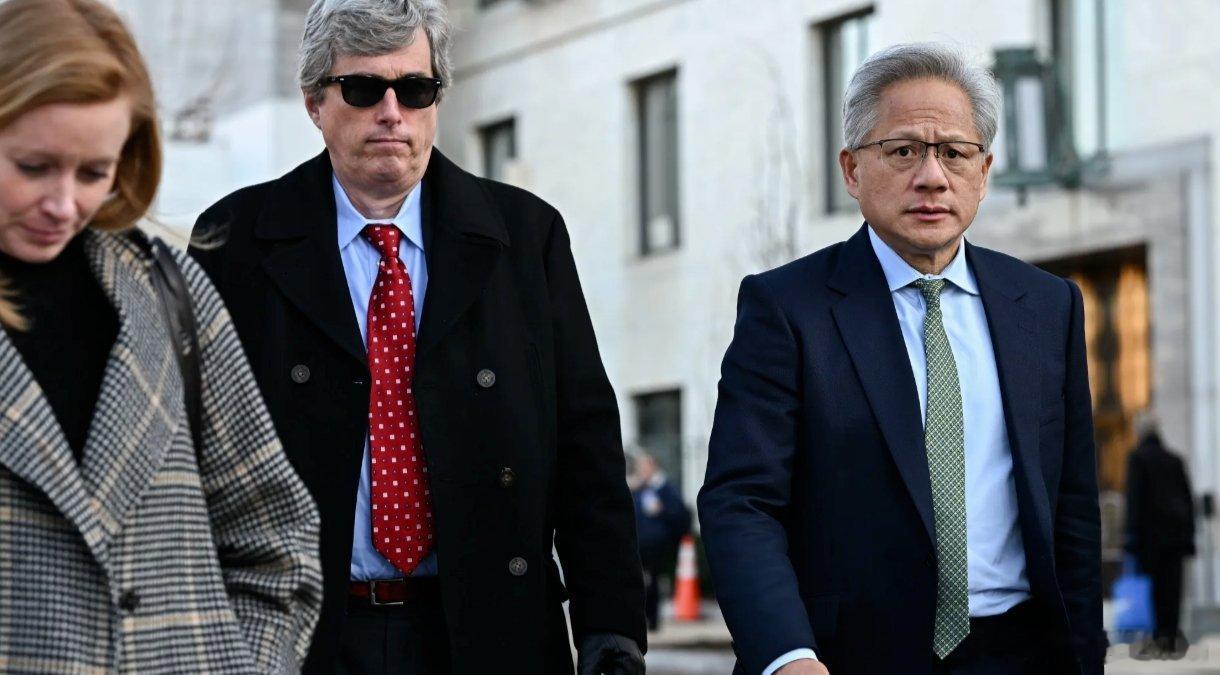 凤凰新闻【英伟达获准对华出售H200芯片 需向美政府缴纳25%分成】美国商务部和