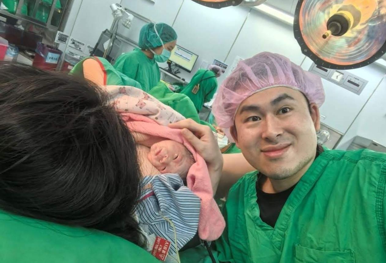 台湾统派，爱国青年王炳忠喜得贵子当爸爸了，妻子是大陆山东人。恭喜王炳中！
   