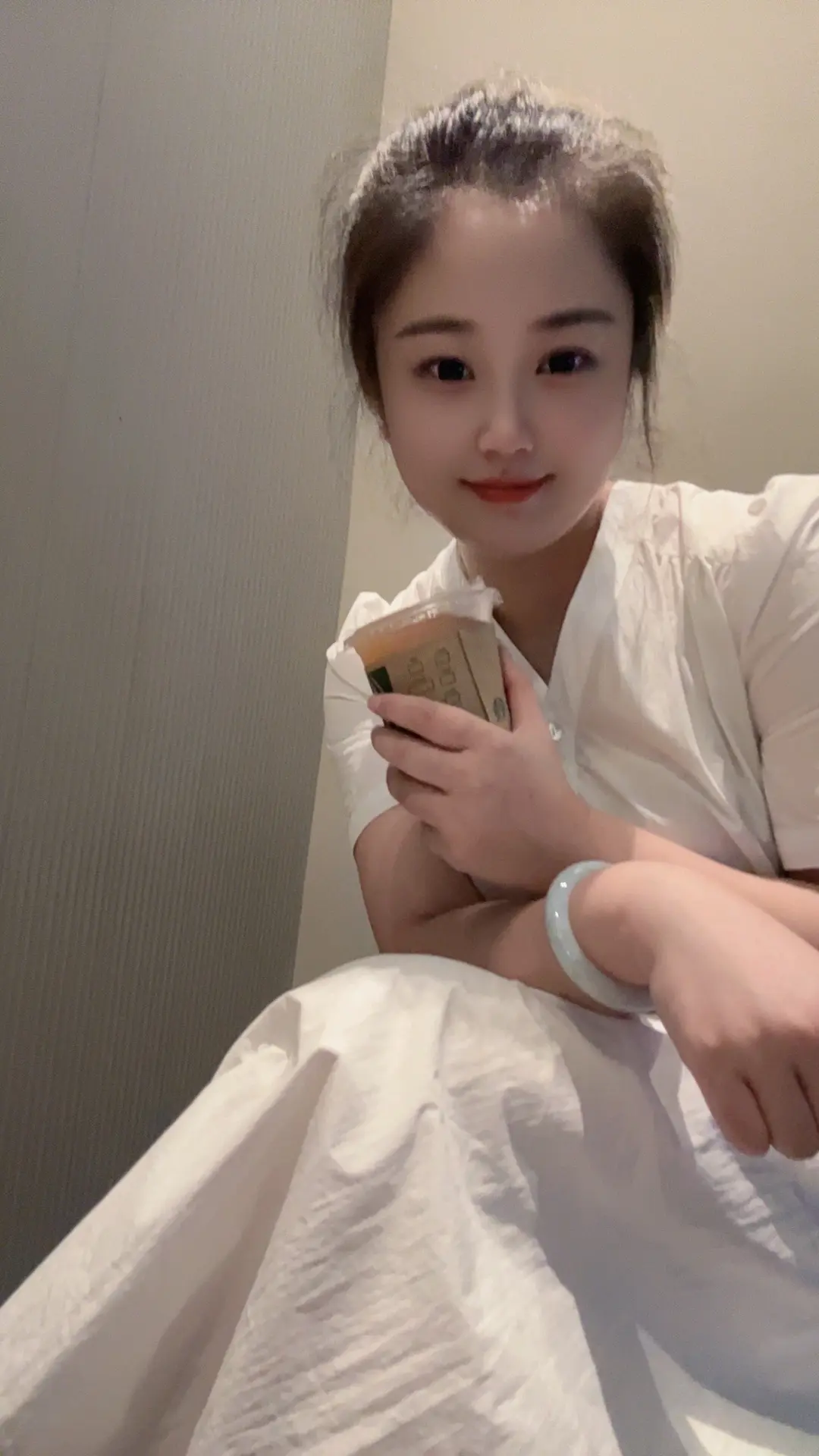 何必与人较劲 ，没人值得你掏空自己，这红尘万丈 ，最没意思的不过是人心