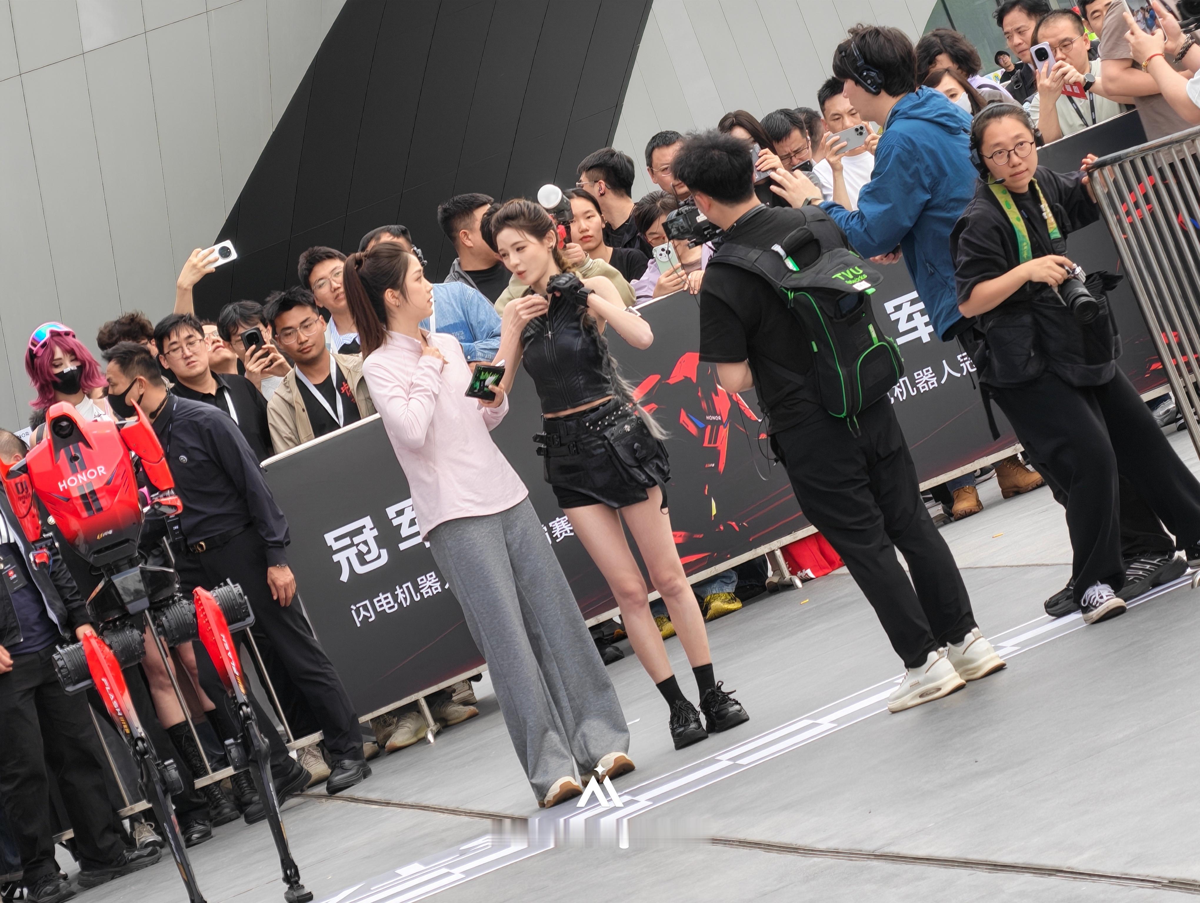 张予曦和荣耀闪电百米赛跑今天在现场看了这场人机大战，说实话张予曦跑的算蛮快的了，