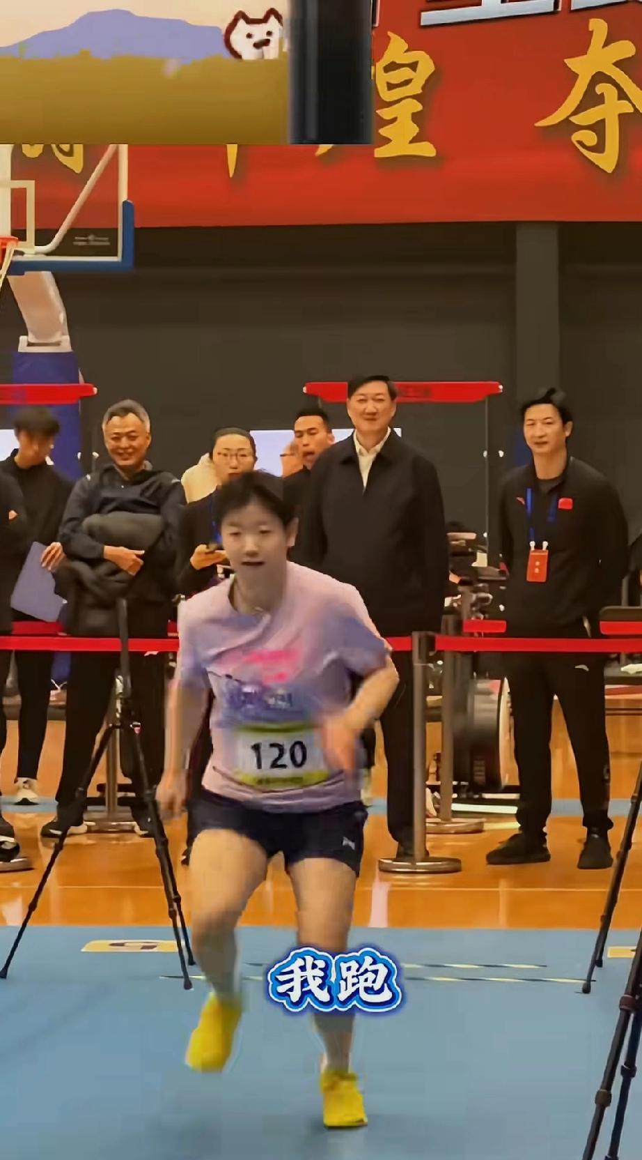 莎莎体能训练，后面领导都看着她。
国乒领导秦志戬，体育总局领导都笑眯眯的看着莎莎