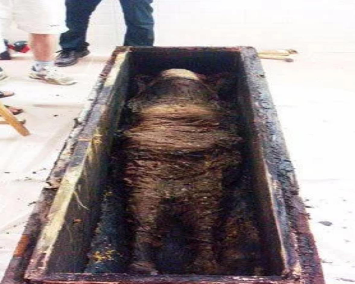 2003年内蒙古挖出一具女尸，随后考古人员将女尸的11层外衣一层层撤掉，不料当撤