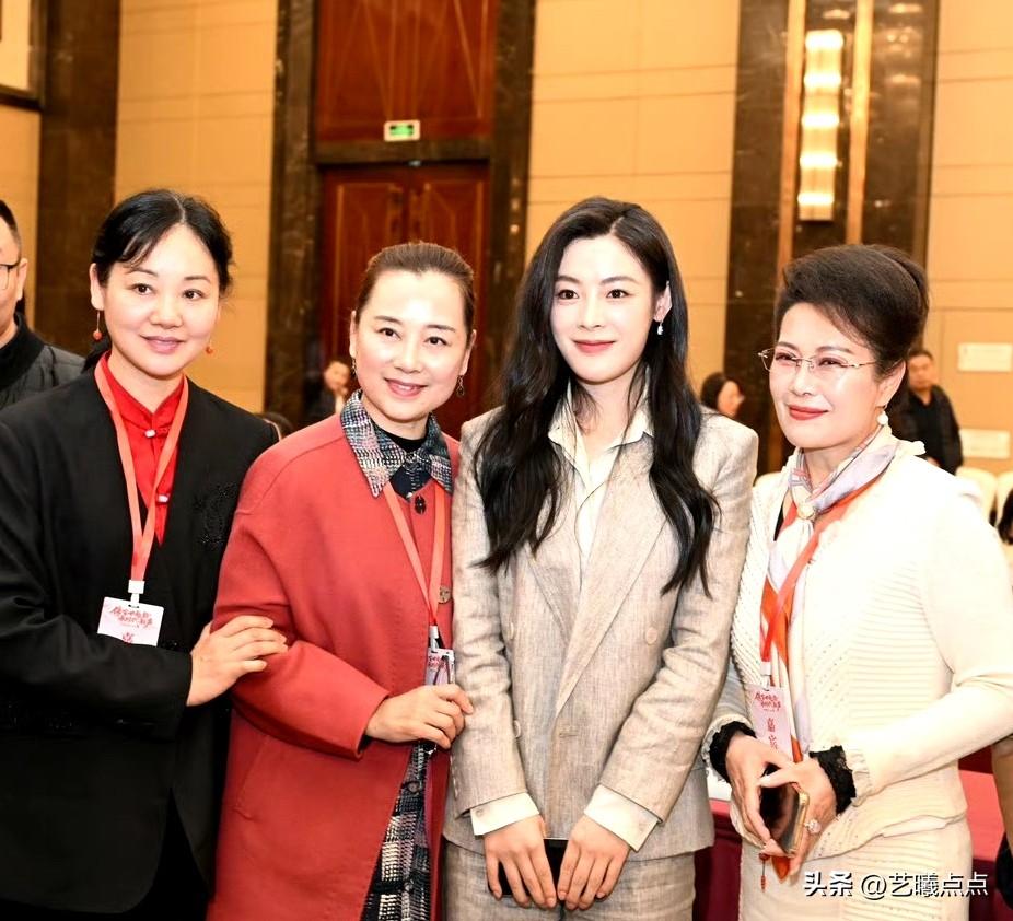 2026年3月27日，陈丽君参加越剧120周年华诞座谈会，和她合影的三位女士也都