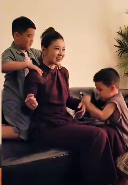 李小萌与两个儿子同框
画面暖暖！哈，暖男上线啦
大家都说，这两个儿子没白生
小小