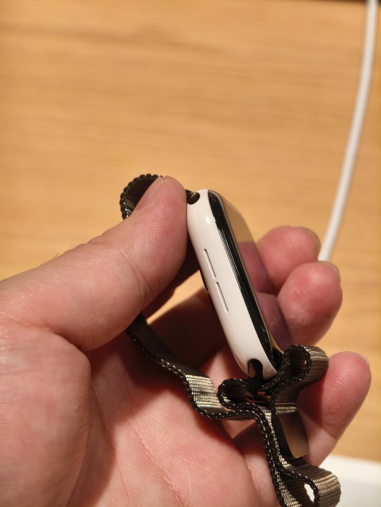 昨天去看了Apple Watch S12
（陶瓷版）
真的质感不错的但是价格我不
