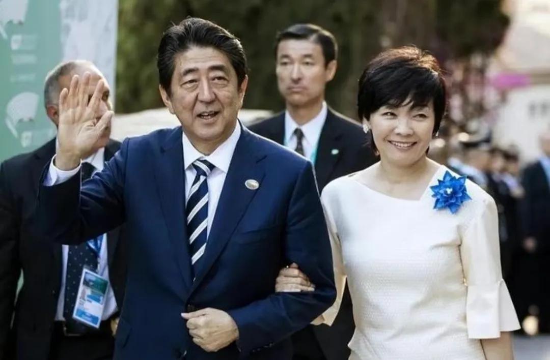 安倍昭惠和安倍晋三真的是同一款货色，安倍死了之后，安倍昭惠就到处去折腾，反正就是