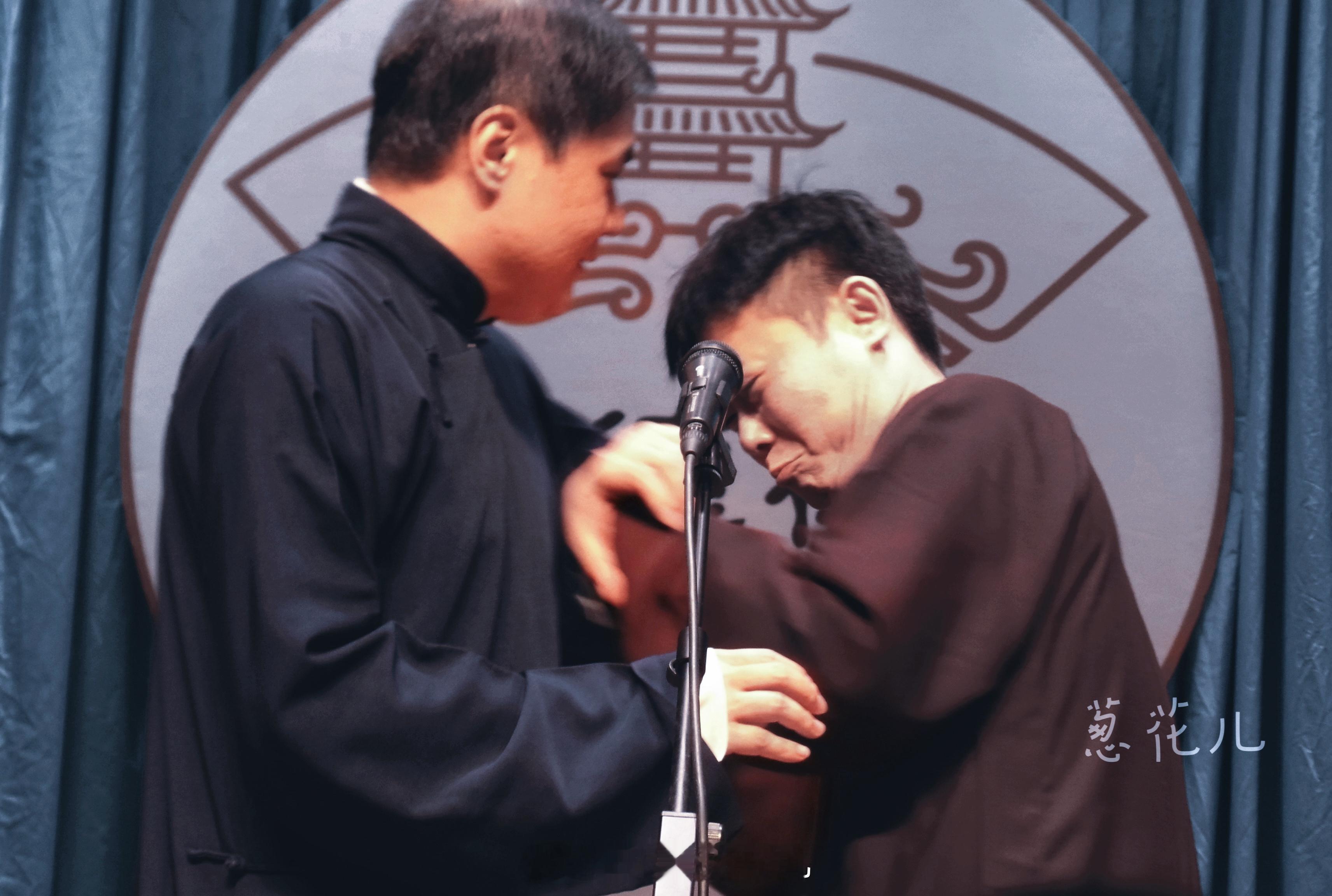 试图把对方制服的俩人🤺看起来我们捧哏的要更努力一点儿[可怜] 