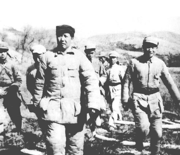 1943年10月下旬，毛泽东、周恩来、刘少奇、朱德、任弼时、彭德怀、邓发、张闻天