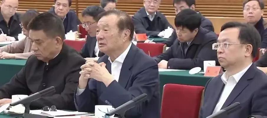 民营企业家座谈会：任正非位居C位，雷军发言，马云穿中山装现身，最年轻的是90后王