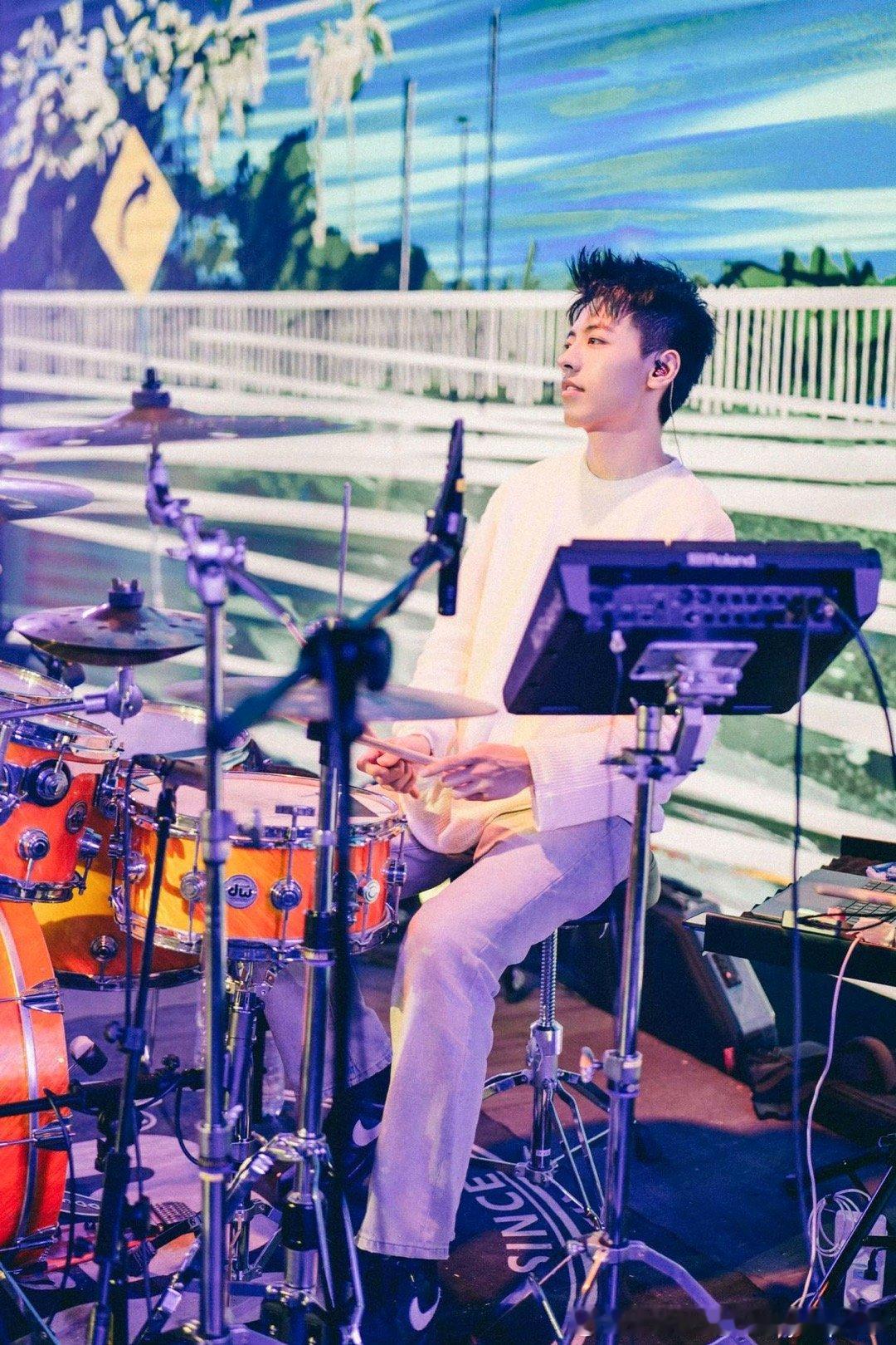 #银河快递加盟奔赴万人现场# 银河快递的音乐魅力无法抵挡，他们的表演总是充满激情