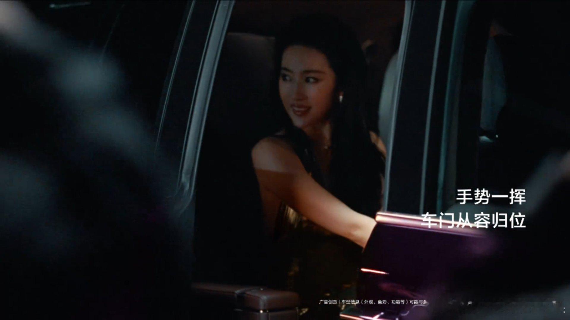 刘亦菲金裙贵气拉满刘亦菲金色挂脖礼服封神 刘亦菲！！！金色挂脖裙杀疯了！！！红毯