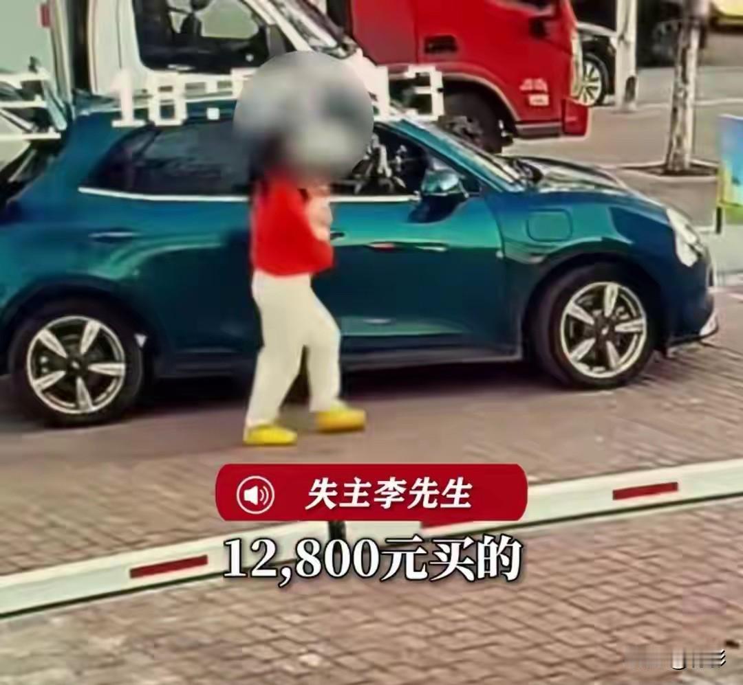 买海鲜逃单，抱走摊主12800的小狗，被报警后拉黑民警！秦皇岛这位红衣女士，真是