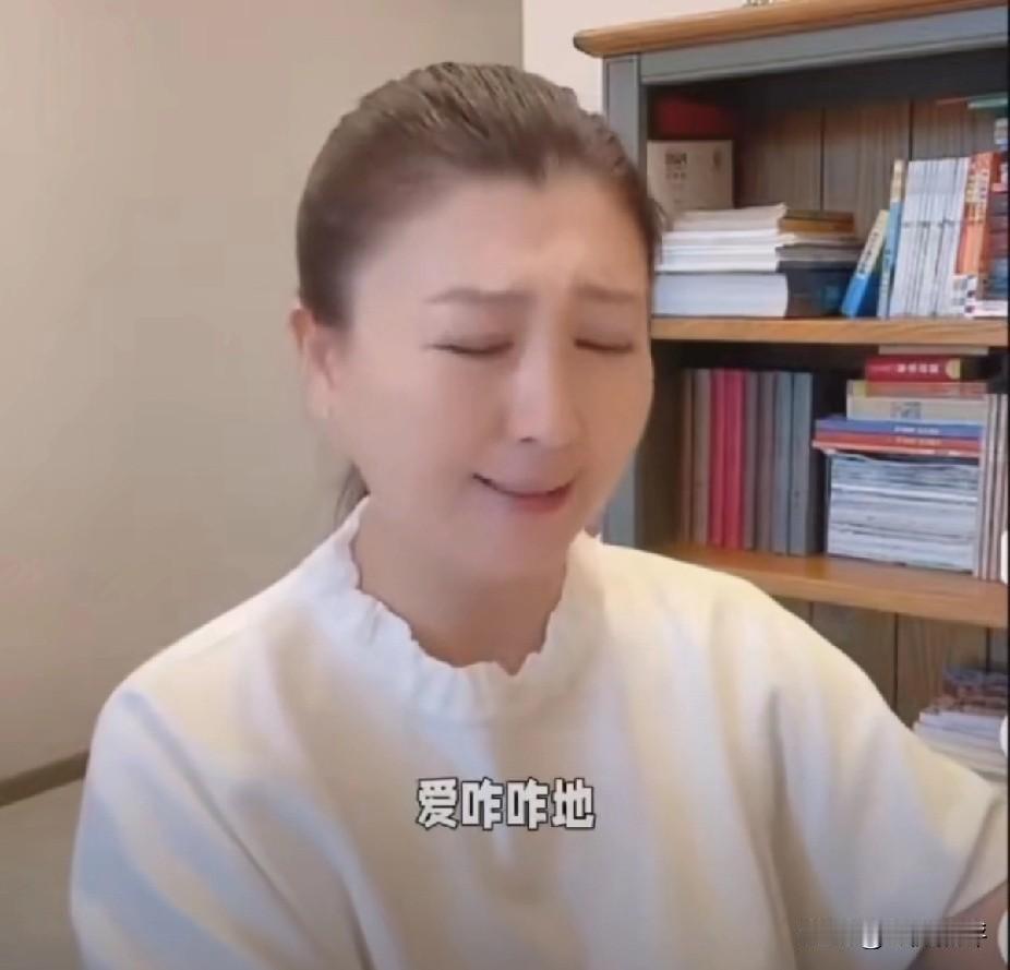 闫女士的好日子快到头了！
现在她的账号被各大平台禁止关注，她代言的公司有的已经官