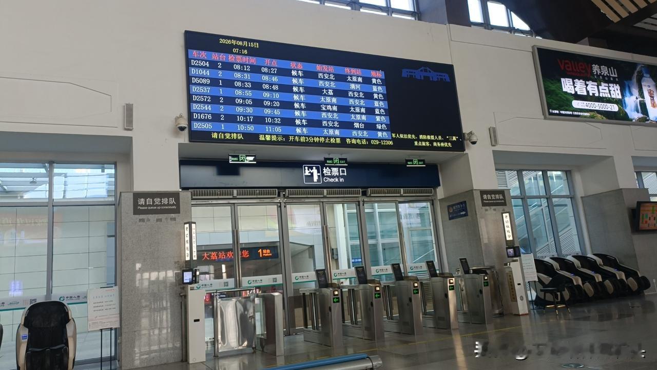 大家乘坐高铁可遇到这样的事情，够买二等座往往很多无座，但是上车后却发现很多空座，