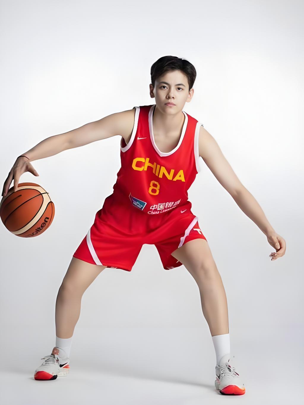 杨舒予熟人装正经容易笑场 女篮亚洲杯，杨舒予接受采访时透露，队内训练或日常交流中