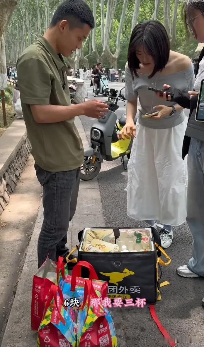 南京小伙没想到就是在景区倒卖了几杯蜜雪冰城的柠檬水，因为赚了254元巨款，居然被