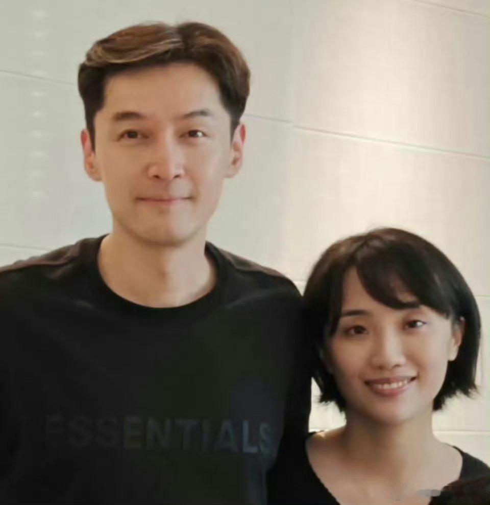 胡歌和媳妇都想和冯小刚再合作说点啥好呢？ 