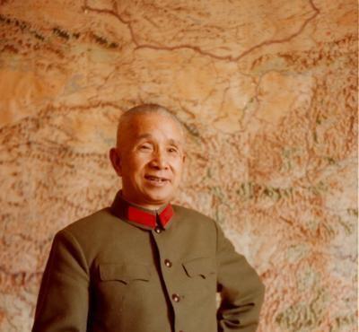 1983年，粟裕去医院探望妻子，却被保安拦在了门外，他就老老实实地坐在医院门口的